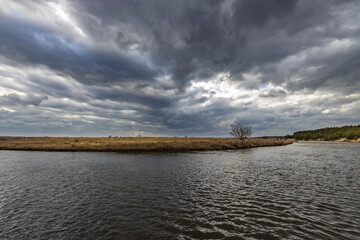 Fototapeta premium A cloudy sky over a body of water