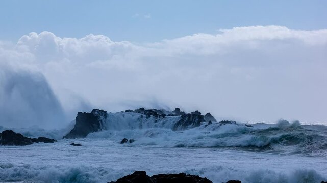 Das Video zeigt dramatische Lavafelsen in der Meeresbrandung der Azoreninsel S&atilde;o Miguel. Gefilmt am Strand von Ponta da Galera, Caloura, nahe dem nat&uuml;rlichen Schwimmbecken Piscina Natural.