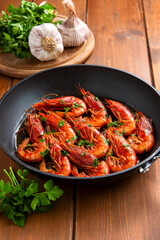 Gamberoni rossi cotti in padella con aglio e prezzemolo, cucina italiana, ricetta mediterranea 