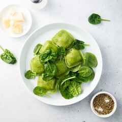 Obraz premium Homemade spinach ravioli with parmesan cheese