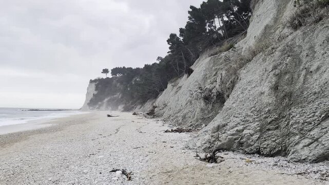 Panoramica della spiaggia dei sassi neri a Sirolo nelle Marche
