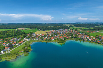 Das bayeriche Alpenvorland im Chiemgau bai Seeon aus der Vogelperspektive