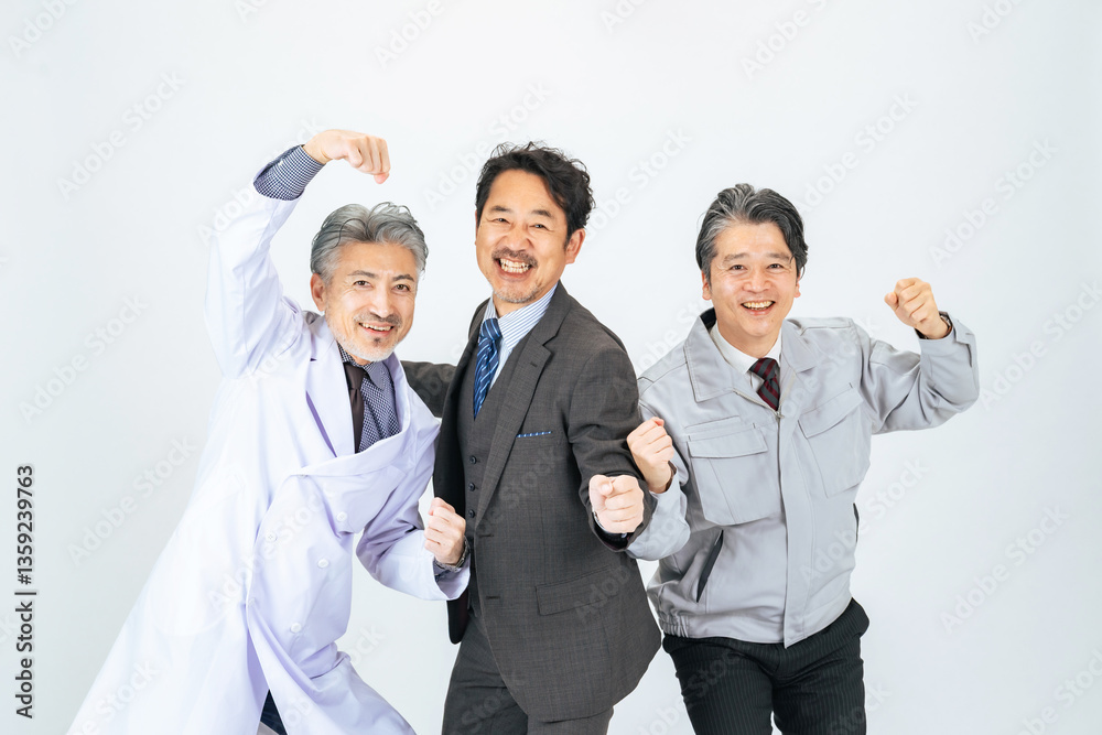 Fototapete ミドルエイジ、男性、仕事、転職、中小企業、チャレンジ、挑戦、ガッツポーズ、目標、楽しい、笑顔、活躍、経営者、社長、プロフェッショナル、エキスパート、スペシャリスト、専門家、人材、商工会議所、組合、団体、グループ、チームワーク、セカンドキャリア、異業種、ビジネスマン、ビジネスパーソン、エンジニア、作業員、技術者、医師、研究者、科学者、おじさん、氷河期世代、バブル世代、団塊ジュニア、50代、努力、頑張