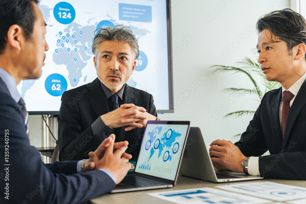 Poster 会議、ミーティング、ビジネス、企業、経営者、社長、重役、ミドルエイジ、シニア、役員、中高年、エグゼクティブ、管理職、方針、戦略、経営、マネジメント、コンサルタント、コンサルティング、アドバイザー、プラ