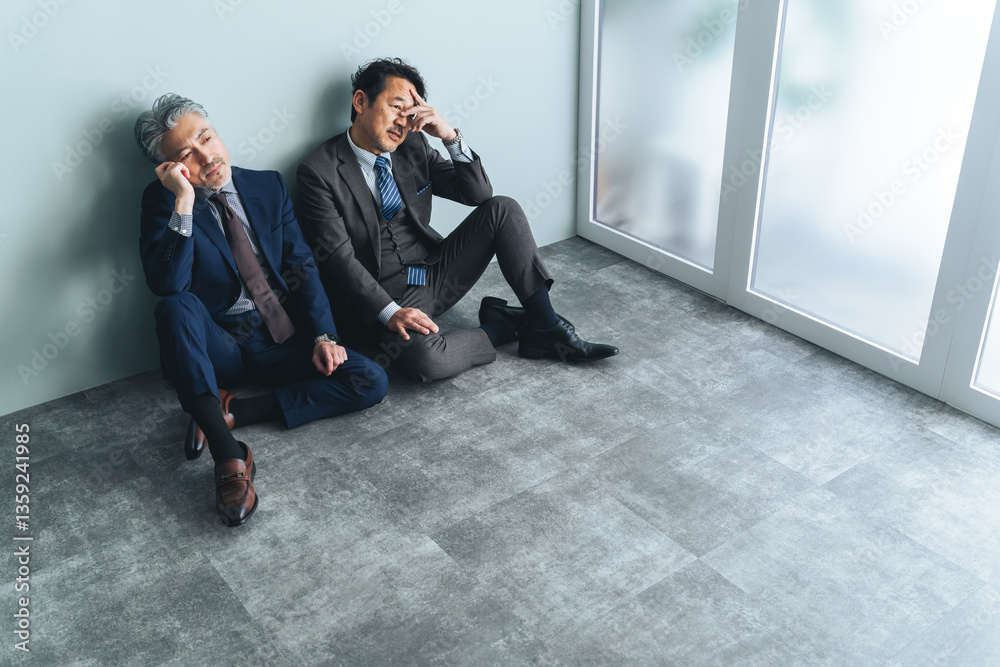 Aufkleber ビジネスマン、悩む、ストレス、経営者、社長、疲労、ミドルエイジ、シニア、経営、人手不足、倒産、破産、経営難、疲れ、がっかり、落ち込む、問題、トラブル、起業、失敗、残念、悩み、困る、課題、オフィス、燃え尽き症候群、バーンアウト、リタイア、座る、エグゼクティブ、管理職、中小企業、氷河期世代、バブル世代、団塊ジュニア、解雇、失業、閉店、差し押さえ、心配、不安、不満、クライシス、ミッドライフ、憂うつ、過労