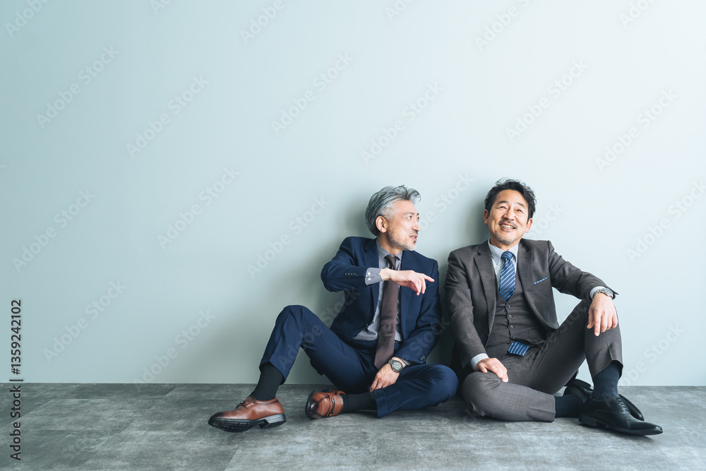 Aufkleber ビジネスマン、仲間、同僚、座る、会話、チームワーク、笑顔、達成感、社長、経営者、人材、休憩、疲れ、疲労、やりがい、充実、満足、ビジネスパーソン、営業、スーツ、起業、スタートアップ、ミドルエイジ、中高年、シニア、50代、バブル世代、氷河期世代、団塊ジュニア、中小企業、エグゼクティブ、管理職、リーダー、ポートレート、全身、オフィス、職場、グループ、セカンドキャリア、転職、パートナー、相棒、中年、元気、