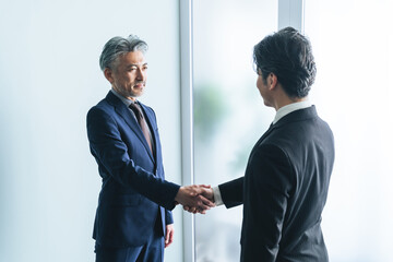 握手するミドルエイジ男性ビジネスパーソン