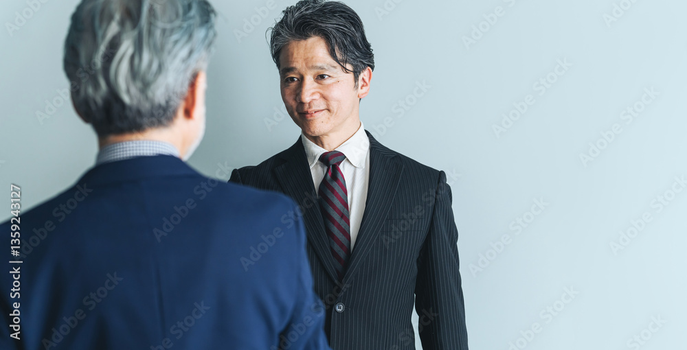 Poster ビジネス、ビジネスパーソン、経営者、社長、ミドルエイジ、握手、シニア、取引、契約、協力、サポート、提携、エグゼクティブ、人材、チームワーク、挨拶、団結、応援、感謝、歓迎、祝福、仲間、パートナーシップ、連携、サービス、コミットメント、ディール、約束、信頼、信用、アドバイザー、コンサル、コンサルタント、コンサルティング、メンター、顧問、ビジネスマン、商談、投資家、融資、支援、M&A、トップ、企業、会社