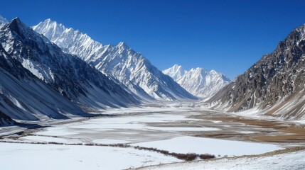 Obraz premium Snow covered mountain peaks create a beautiful landscape view