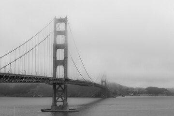 Golden Gate Bridge nella nebbia