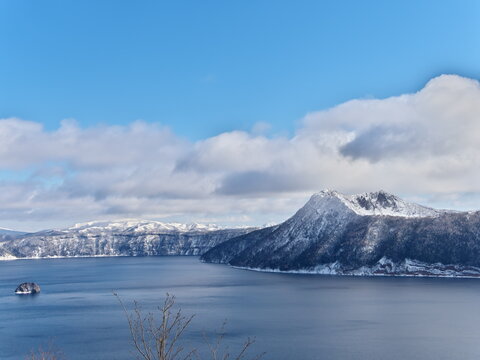 Eastern Hokkaido: Snow trekking on the outer rim of Lake Mashu in winter