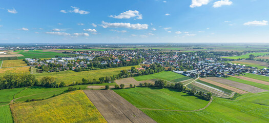 Ausblick auf die Wertachauen rund um Inningen bei Augsburg an einem sonnigen Oktobertag