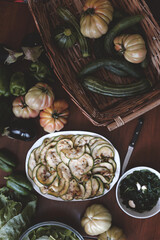 Tavola vista dall'alto con vari tipi di verdure estive, tipico ingrediente della cucina mediterranea © Francesca