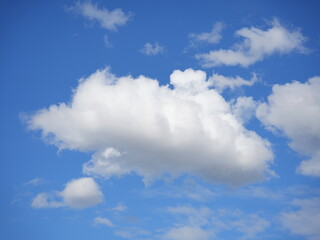 Obraz premium Blue sky with a cloud in the middle