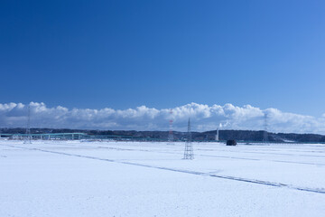 青空と積雪で白に染まる利府町の田んぼ