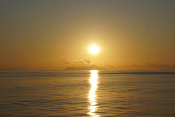 Obraz premium A stunning orange sunset over the calm Indian Ocean, Africa