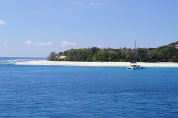 Obraz premium Sailing around tropical paradise islands in the Saint Anne Marine National Park, Seychelles, Africa