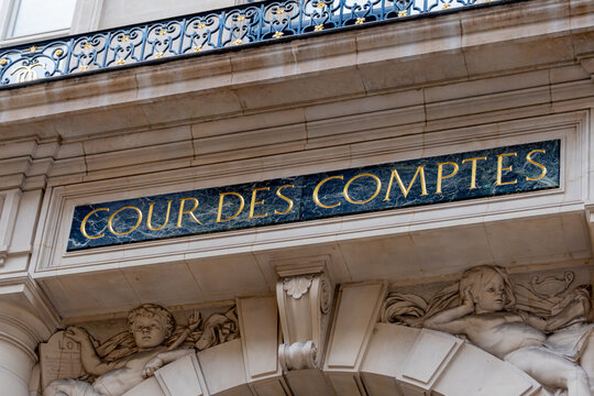 Paris, France - 24 mars 2025: Enseigne &agrave; l'entr&eacute;e de la Cour des Comptes, juridiction fran&ccedil;aise charg&eacute;e notamment de contr&ocirc;ler la r&eacute;gularit&eacute; des comptes de l'&eacute;tat et des organismes publics