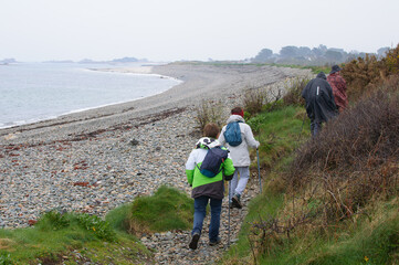 Groupe de randonneurs seniors en Bretagne