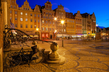 Obraz premium View of Wroclaw Market Square with traditional tenement houses at dusk.