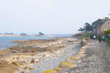 Groupe de randonneurs seniors en Bretagne
