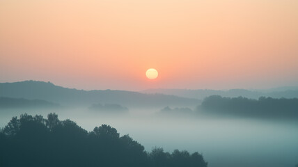 Obraz premium 霧の朝ににじむ太陽と静寂の風景