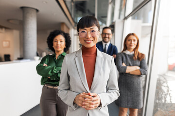 Obraz premium Confident Businesswoman Leading Professional Team in a Modern Office Setting