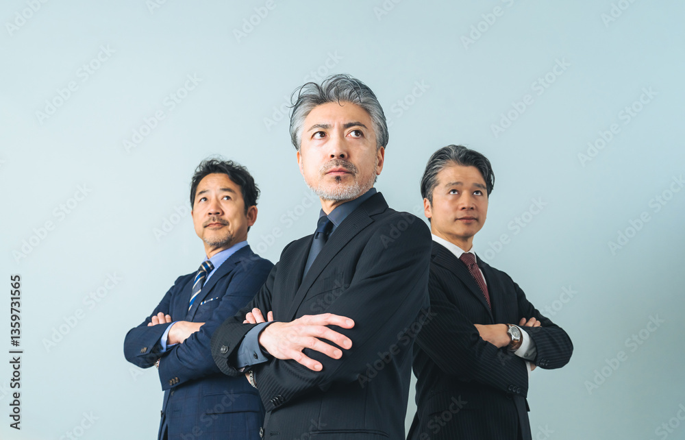 Poster ミドルエイジ、ビジネスパーソン、男性、かっこいい、イケおじ、目標、挑戦、チャレンジ、キャリア、ハイクラス、日本人、グループ、社長、経営者、経営陣、政治家、腕組み、自信、企業、会社員、サラリーマン、中高年、中年、おじさん、シニア、おしゃれ、ファッション、エグゼクティブ、リーダー、管理職、上司、富裕層、財界人、ビジネスマン、コンサルタント、プロフェッショナル、エキスパート、スペシャリスト、専門家、人材