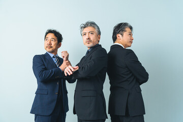 ミドルエイジ、中高年、シニア、男性、ビジネスパーソン、ビジネスマン、経営者、イケおじ、かっこいい、グループ、チームワーク、目標、挑戦、チャレンジ、セカンドキャリア、中年、ハイクラス、富裕層、財界人、社長、エグゼクティブ、リーダー、管理職、上司、責任感、デキる、役員、重役、プロフェッショナル、エキスパート、コンサルタント、コンサルティング、アドバイザー、プランナー、企業、会社員、サラリーマン、日本人