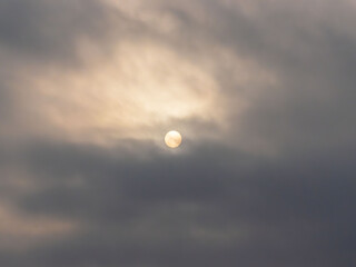 太陽を雲が隠す02