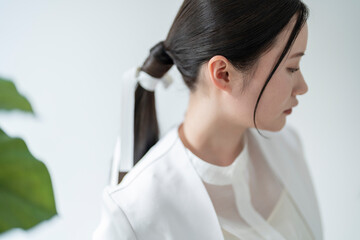 植物に囲まれた部屋の女性