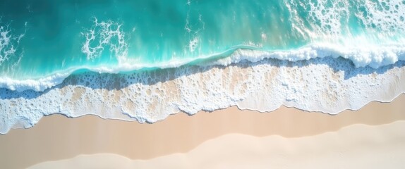 Obraz premium Aerial perspective of large waves crashing against a pristine white sandy shore.