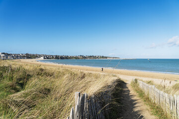 Saint-Cast-le-Guildo, sa plage immense et la mer calme sous un ciel d’hiver limpide.