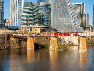 Obraz premium Downtown Austin Texas skyline city view with graffiti bridge