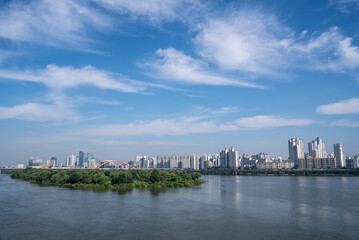 Obraz premium Han river Hangang and urban cityscape of Seoul, capital of South Korea