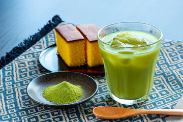 カステラと抹茶ラテ