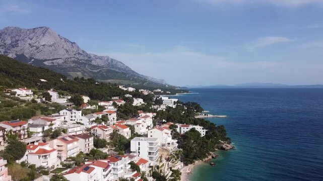 Brela piękna miejscowość w Chorwacji w regionie Makarska nagrana z drona