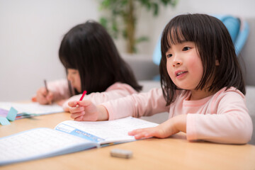 姉妹で取り組む家庭学習