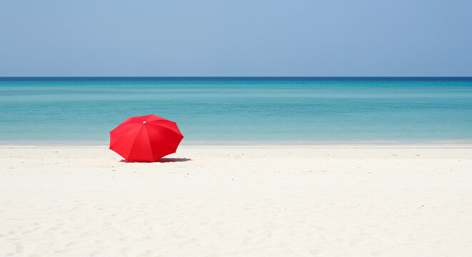 Guarda-sol vermelho em praia paradis&iacute;aca com &aacute;gua azul cristalina. Generative IA.