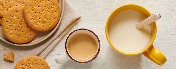 Colazione all'Italiana con caffè, latte e biscotti visti dall'alto