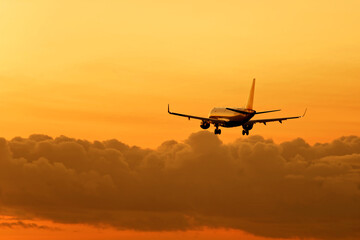 Fototapeta premium Flugzeug bei der Landung am Abend