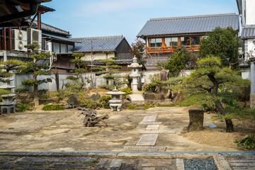 Traditioneller japanischer Garten mit Steinlaternen und Bonsai