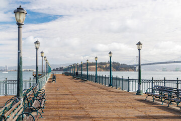Naklejka premium Scenic view of a classic wooden pier stretching into the San Francisco Bay