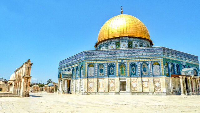 The Golden Dome of the Rock in Jerusalem, Israel &ndash; intricate Islamic architecture and vibrant mosaics under clear blue sky. One of the world&rsquo;s landmark buildings and travel destinations.