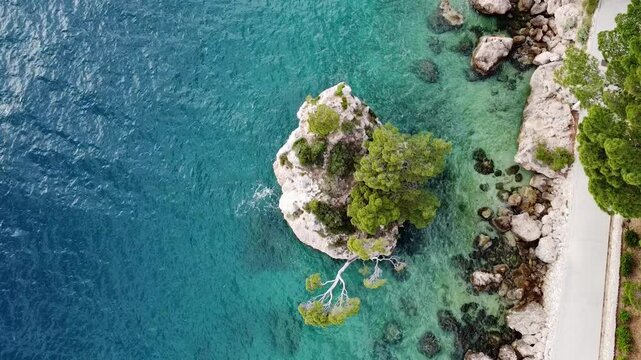Brela piękna miejscowość w Chorwacji w regionie Makarska nagrana z drona