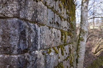Fundament einer Eisenbahnbrücke der Isartalbahn