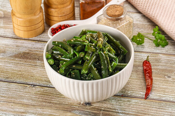 Green bean salad with sesame seeds