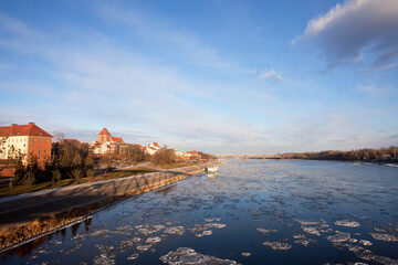 Widok z mostu zimą na Starówkę i Wisłę, Toruń, Polska, View from the bridge in winter to the Old Town and the Vistula River, Toruń, Poland