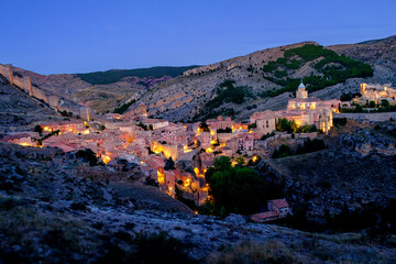 Fototapeta premium Albarracín al anochecer: Pueblo medieval iluminado en Teruel, España