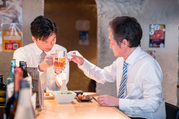 上司と二人で飲んで話すビジネスマン